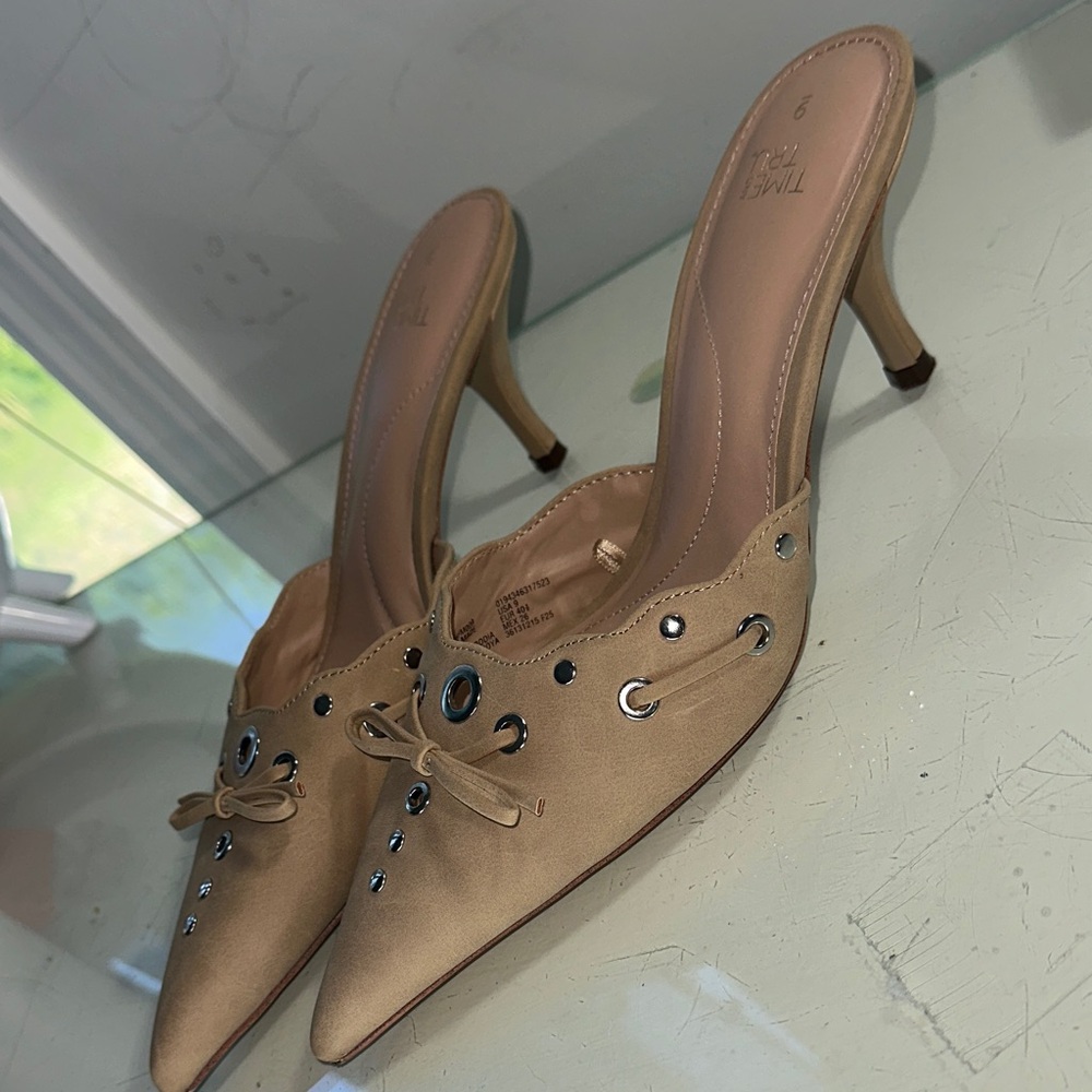 Time and Tru Tan Pointed Toe Mule Heels with Eyelet Bow Detail - Picture 2 of 4